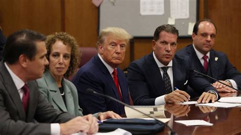 TRUMP in TOTAL PANIC while arriving to NY Criminal Hearing .